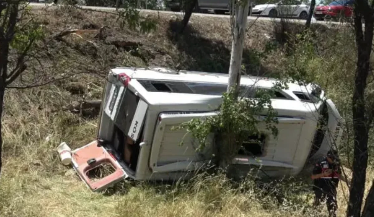 Balıkesir'de can pazar! Minib&uuml;s şarampole yuvarlandı: 14 yaralı