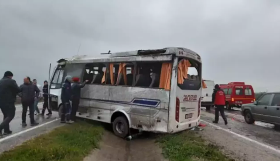Balıkesir'de işçi servisi devrildi: 18 kişi yaralandı