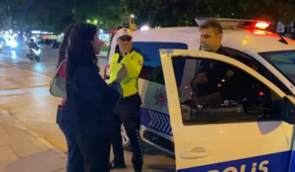 Bankamatikte unutulan parayı g&ouml;r&uuml;p polise teslim etti