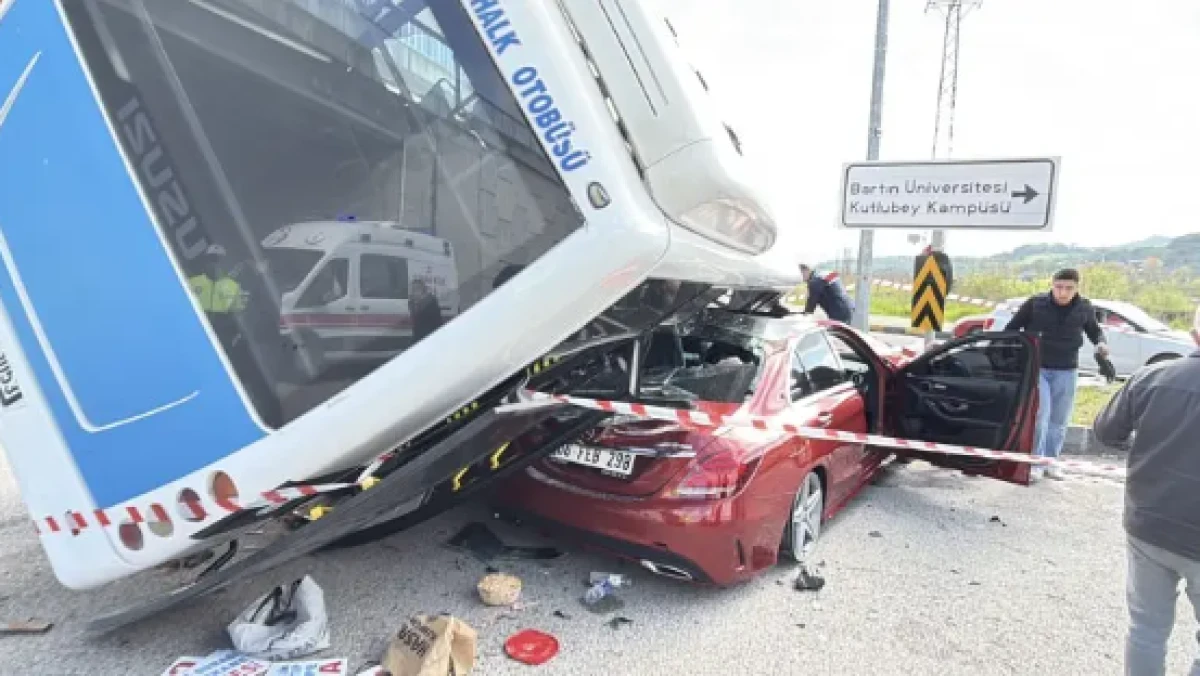 Bartın g&uuml;ne feci bir kazayla uyandı: &Ccedil;ok sayıda yaralı var