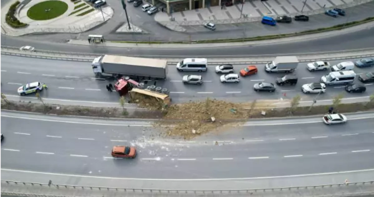 Başakşehir'de hafriyat kamyonu devrildi              