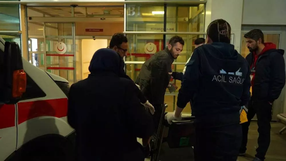 Başıboş köpekler evine gitmek isteyen adama dehşeti yaşattı 