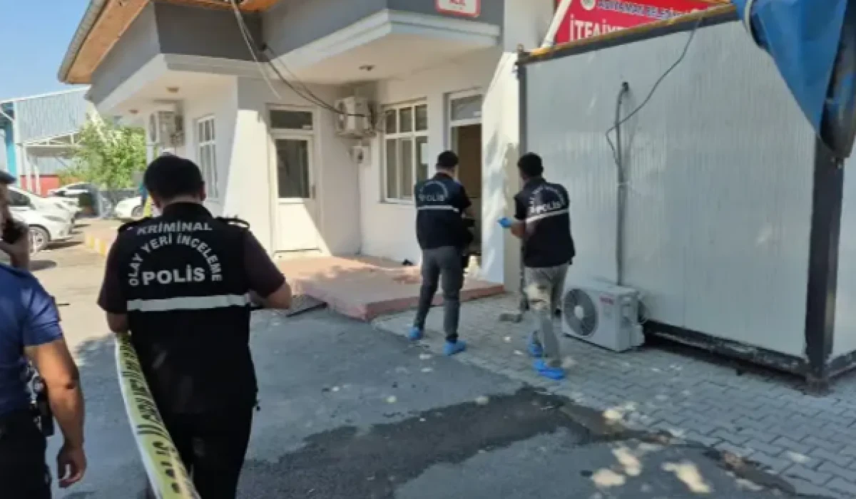 Belediye bah&ccedil;esinde silah sesleri! 3 kişi vuruldu