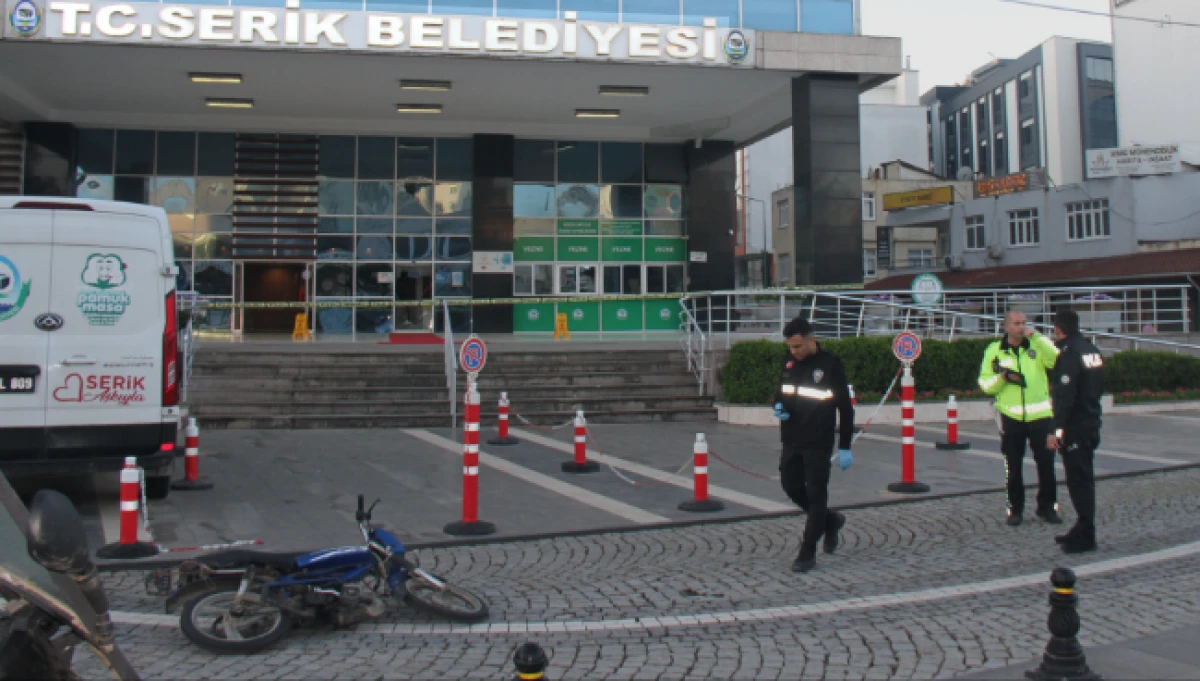 Belediyeye ateş a&ccedil;an kişi yakalandı                  