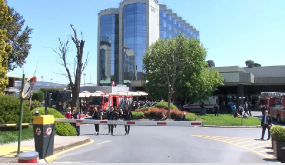 Beşiktaş'taki l&uuml;ks otelde yangın paniği: Vatandaşlar tahliye edildi