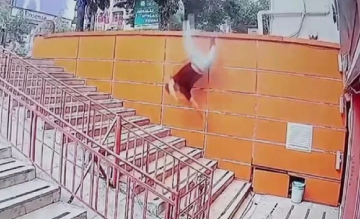 Beton blokta uzandı, dengesini kaybedip merdivenlere d&uuml;şt&uuml;