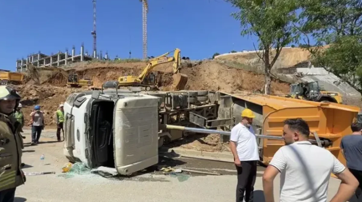 Beykoz&rsquo;da hafriyat kamyonu devrildi; şof&ouml;r kabinde sıkıştı ​