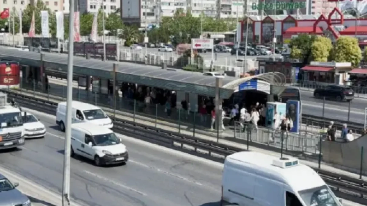 Beylikd&uuml;z&uuml;'de metrob&uuml;ste 'yan bakma' kavgası: 1 &ouml;l&uuml;