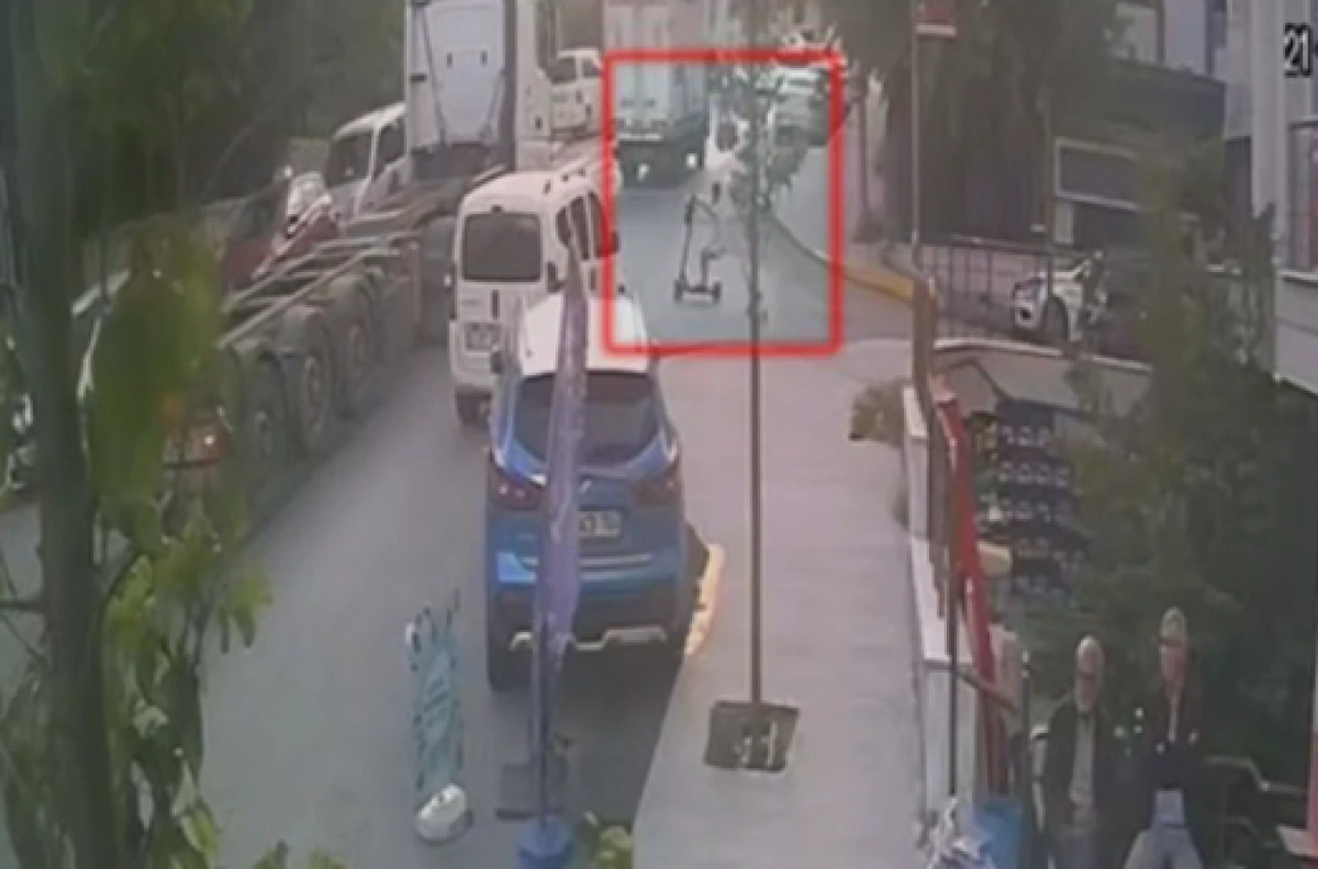 Beylikd&uuml;z&uuml;'nde 11 yaşındaki &ccedil;ocuk, skuter ile tırın altında kaldı