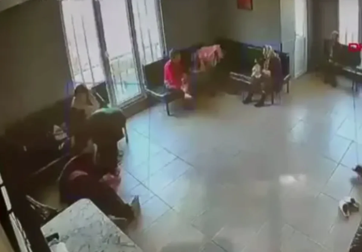 Beylikd&uuml;z&uuml;'nde bakımevi dehşeti: Yaşlı hastaları darbedip y&uuml;zlerine t&uuml;k&uuml;rd&uuml;ler