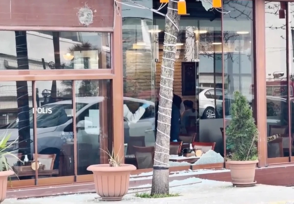 Beylikd&uuml;z&uuml;'nde CHP'li meclis &uuml;yesinin kovulduğu restorana kurşun yağmuru