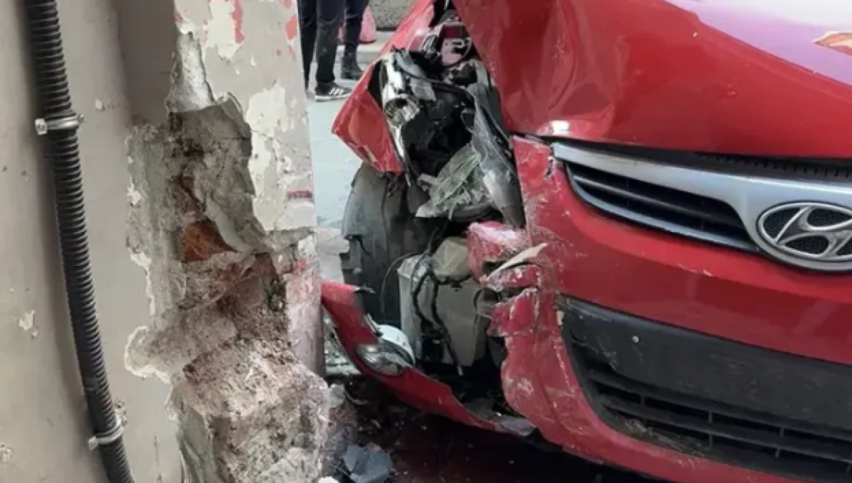 Beyoğlu&rsquo;nda d&uuml;ğ&uuml;n konvoyunda kaza: Damadın amcası binaya &ccedil;arptı
