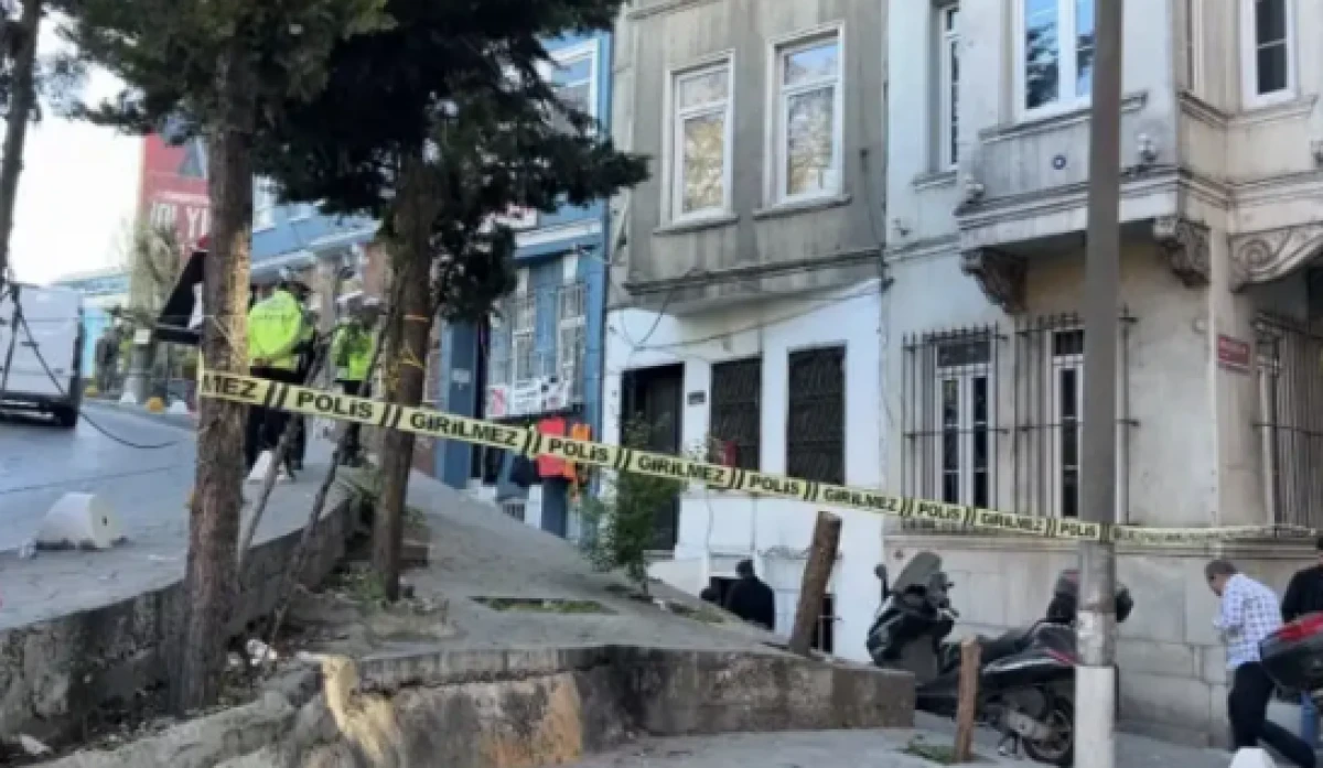 Beyoğlu'nda ş&uuml;pheli &ouml;l&uuml;m! Evdeki detaylar dikkat &ccedil;ekti, kız arkadaşı g&ouml;zaltına alındı