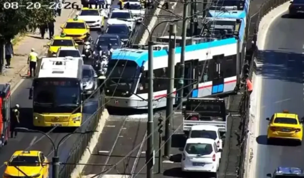 Beyoğlu'nda tramvay raydan &ccedil;ıktı