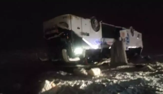 Bingöl'de 2 yolcu otobüsü devrildi                