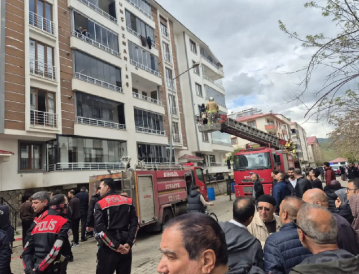 Bing&ouml;l&rsquo;de korkutan yangın: Dumanlar binayı sardı, 13 kişi etkilendi