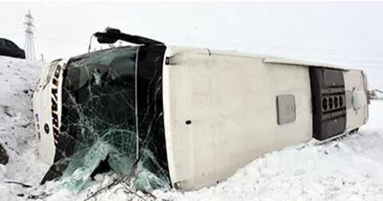 Bingöl'de yolcu otobüsü devrildi