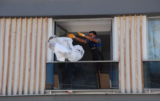 Bir evden 9 kamyon çöp çıkartıldı                  