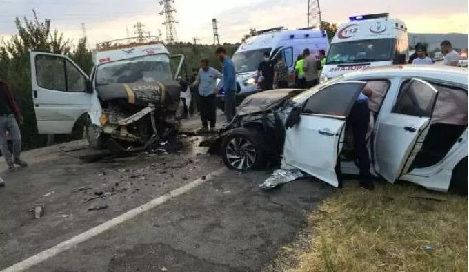 İşçileri taşıyan minibüsle otomobil çarpıştı!                    