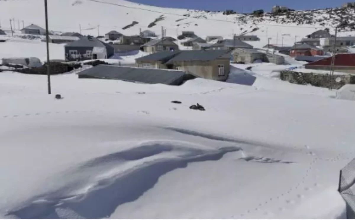 Bir mahalle nisan ayında kara g&ouml;m&uuml;ld&uuml;: Beyaz &ouml;rt&uuml; 3 metreyi aştı      