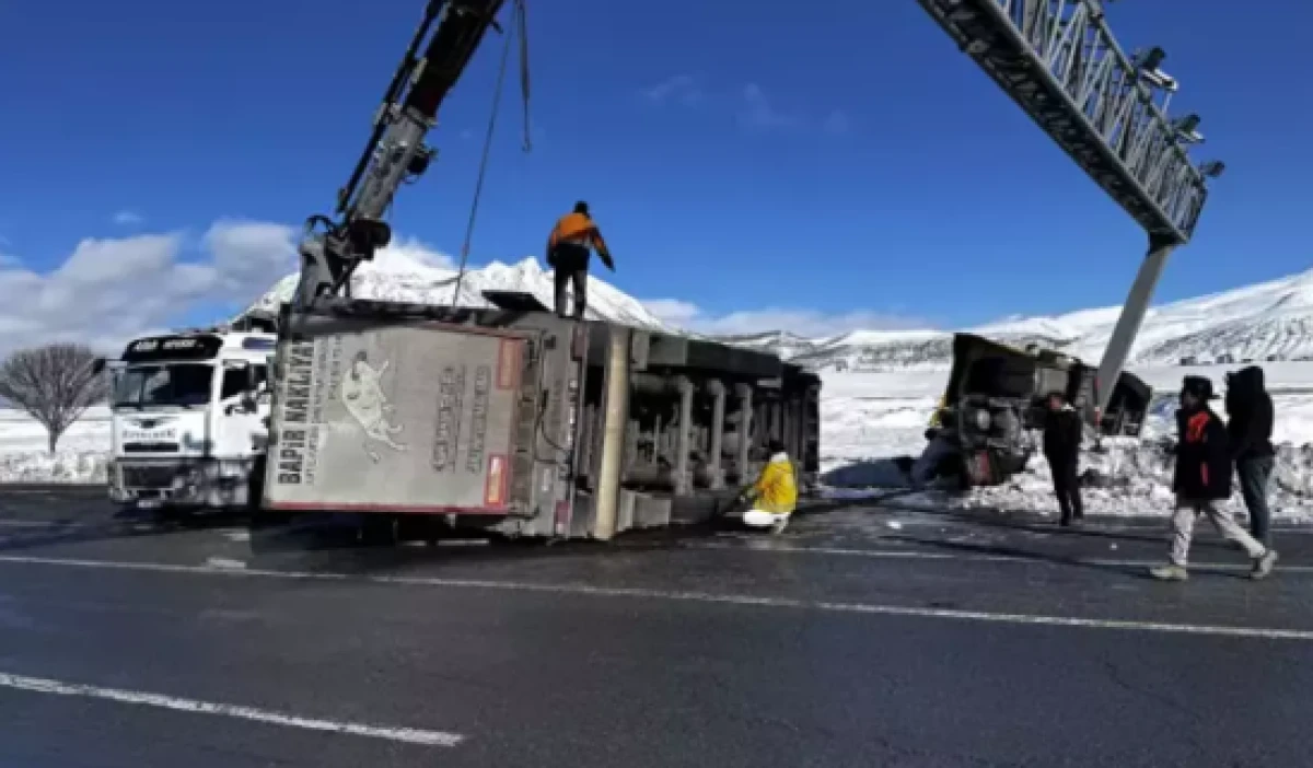 Bitlis'te b&uuml;y&uuml;kbaş hayvan y&uuml;kl&uuml; iki tır devrildi!                  