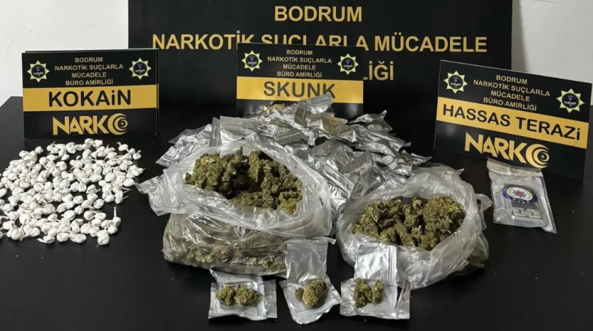 Bodrum'da yapılan uyuşturucu baskınında 3 ş&uuml;pheli tutuklandı, farklı maddeler ele ge&ccedil;irildi.