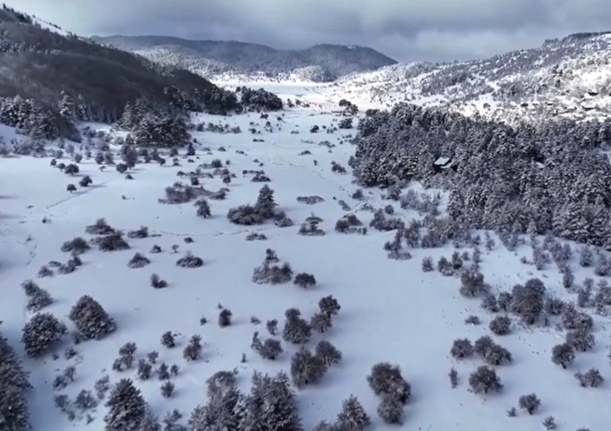 Bolu Dağı beyaza b&uuml;r&uuml;nd&uuml;! Abant'ta kar g&uuml;zelliği 