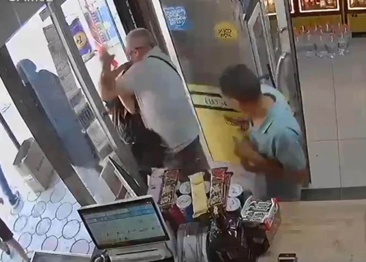Boşanma aşamasındaki eşini vurmak istedi! Tabanca tutukluk yapınca dehşet b&uuml;y&uuml;d&uuml;