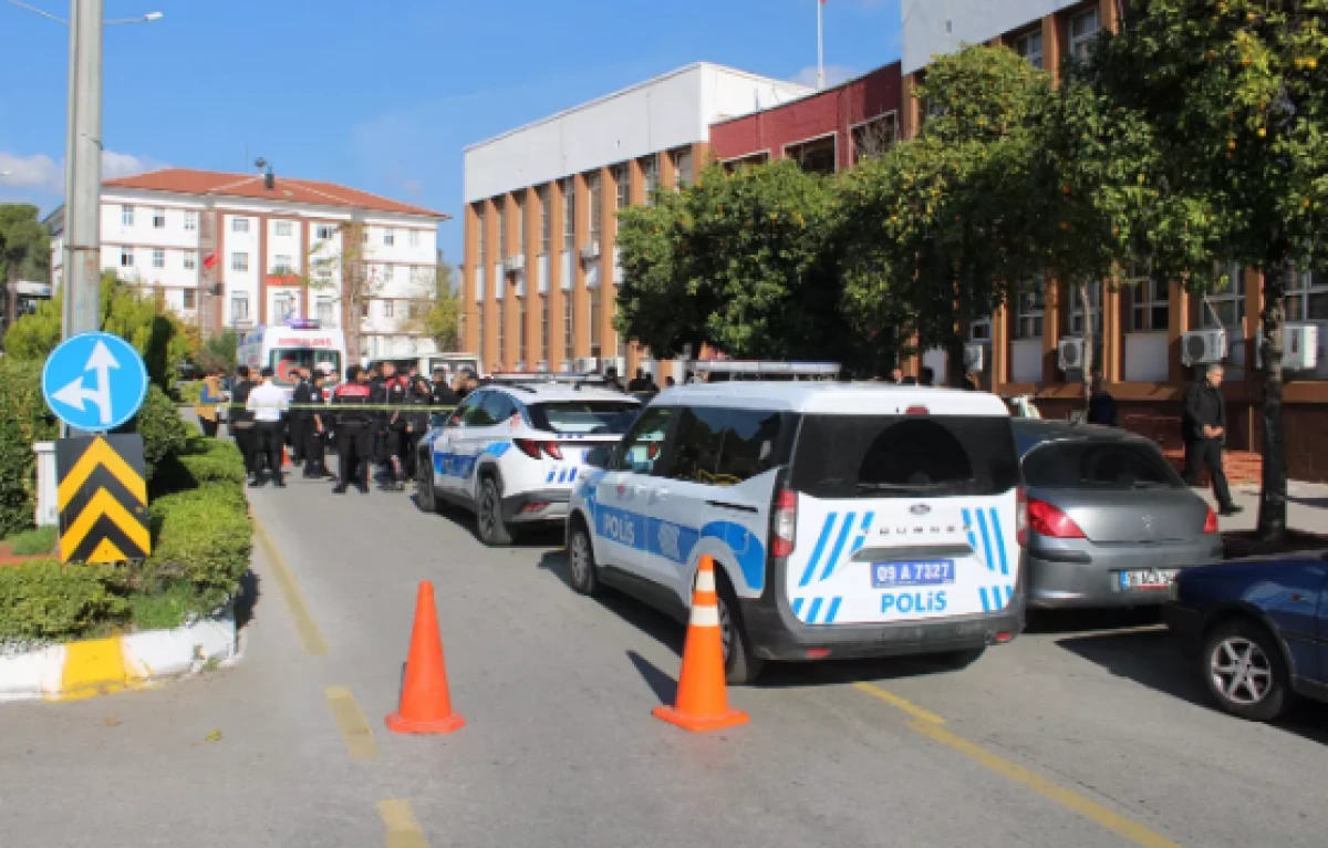 Boşanma duruşmasından çıktı, eşini bıçakladı 