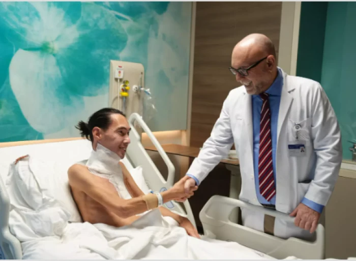 Boynundaki 2 kiloluk k&uuml;tleyle yaşıyordu               