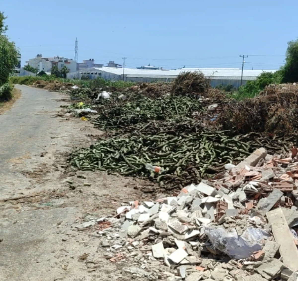 Bozyazı Şehir Merkezinde Tepki &Ccedil;eken G&ouml;r&uuml;nt&uuml;: Belediyeye Sadece 200 Metre Mesafede