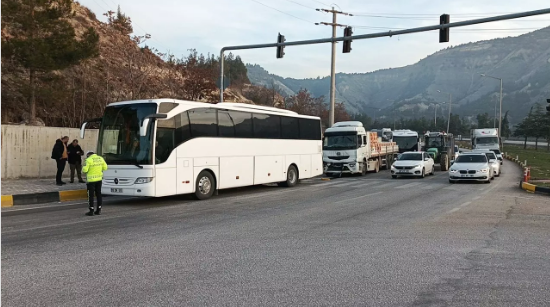 Burdur’da tır, personel servisine çarptı!             