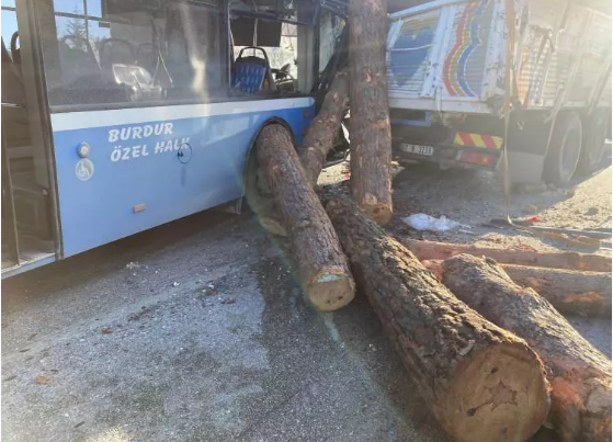 Burdur'da zincirleme kaza! 1'i polis 6 yaralı