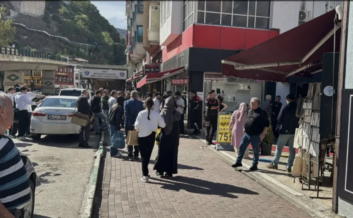 Bursa'da husumetli gruplar kafeyi meydan savaşına &ccedil;evirdi        