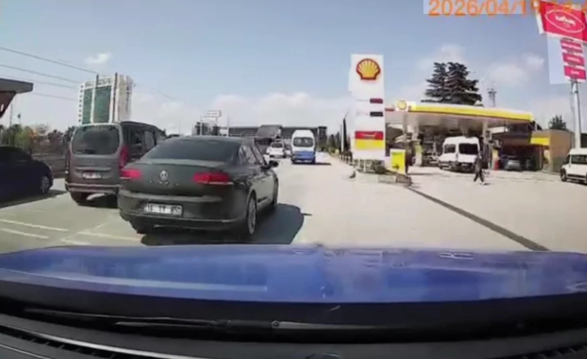 Bursa&rsquo;da trafikte tehlikeli anlar: Makas atan s&uuml;r&uuml;c&uuml; kazaya davetiye &ccedil;ıkardı