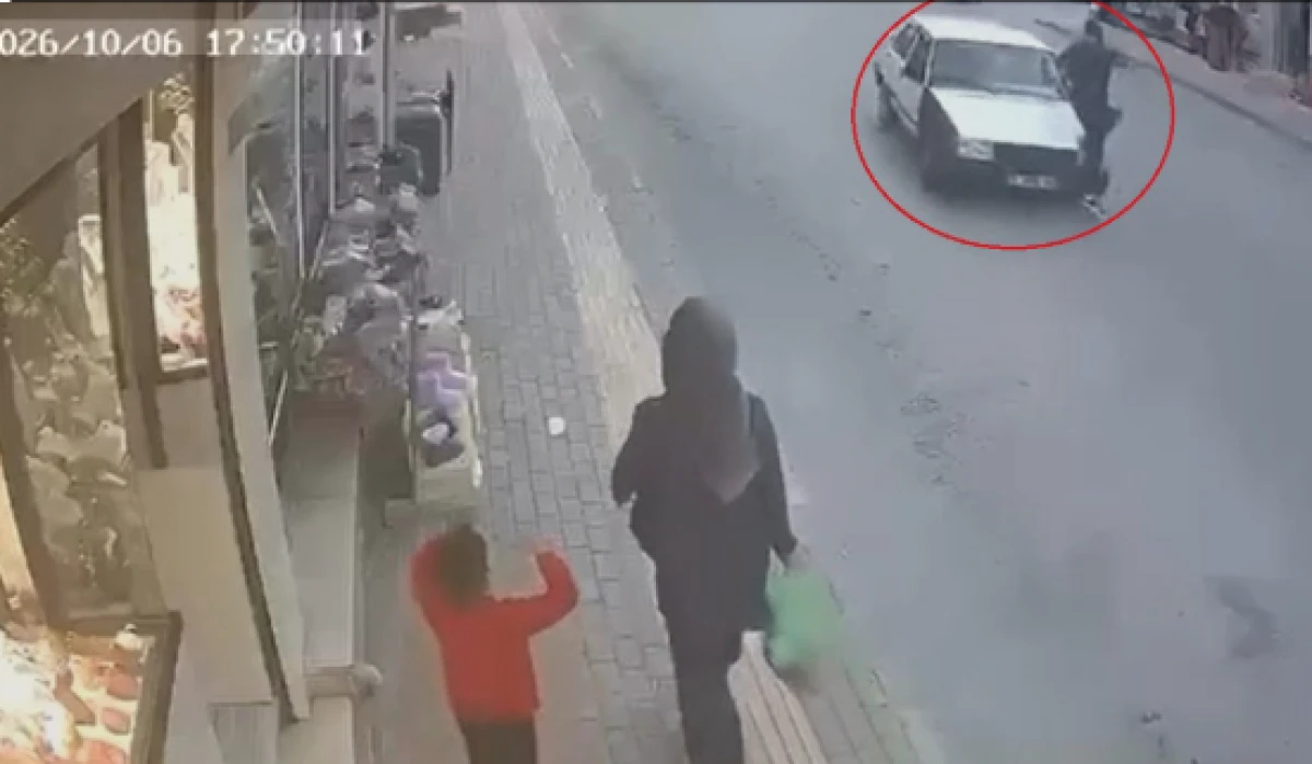 Bursa&rsquo;da yanlayan aracın &ccedil;arptığı yaya istifini bozmadı: Hi&ccedil;bir şey olmamış gibi y&uuml;r&uuml;d&uuml;!