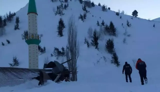 Cami ve lojmanın üzerine çığ düştü           