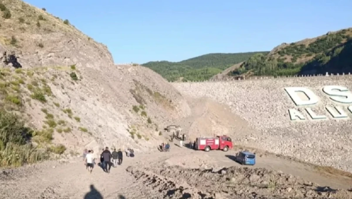 Can pazarı yaşandı! Otomobil dere yatağına yuvarlandı: &Ccedil;ok sayıda &ouml;l&uuml; ve yaralı var
