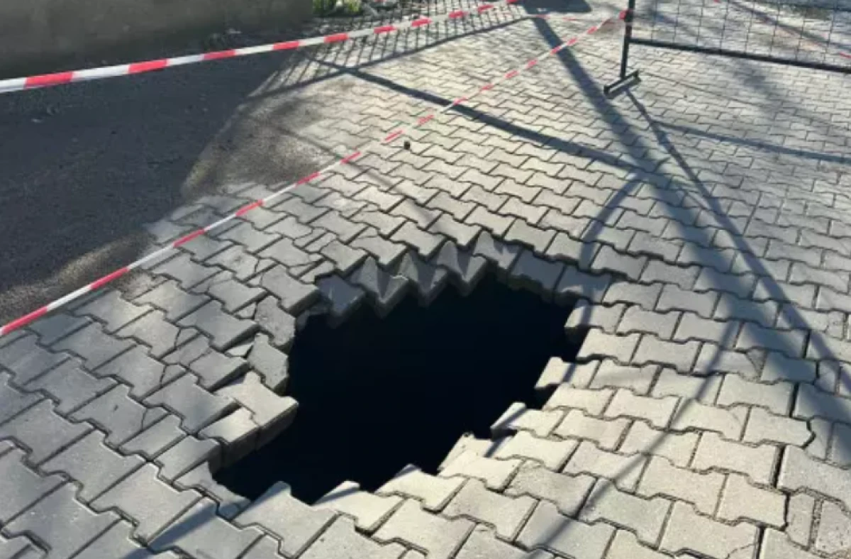 &Ccedil;anakkale'de yol &ccedil;&ouml;kt&uuml;: 2 metre derinliğinde devasa &ccedil;ukur oluştu 