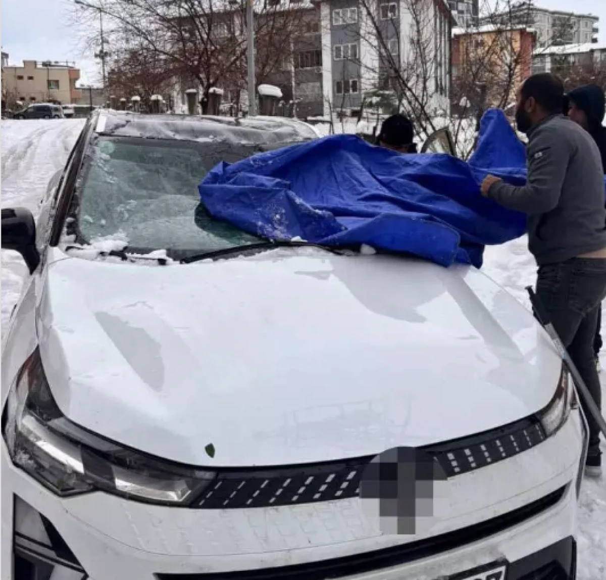 &Ccedil;atıdan d&uuml;şen kar otomobili hurdaya &ccedil;evirdi 