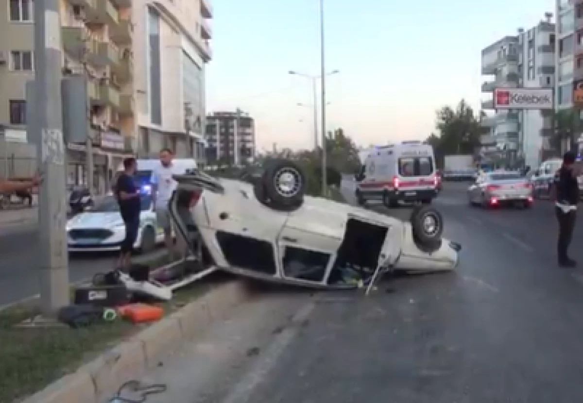 &Ccedil;ekicinin &ccedil;arptığı otomobil ters d&ouml;nd&uuml;: Anne ve kızı yaralandı