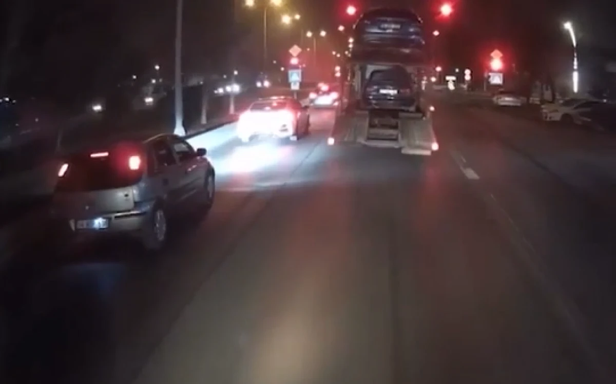 &Ccedil;ekiciye y&uuml;klenen otomobil, yola d&uuml;şt&uuml; o anlar b&uuml;y&uuml;k paniğe neden oldu