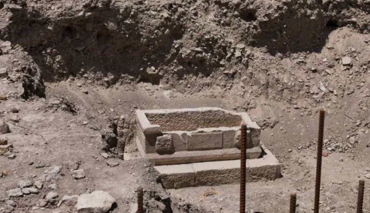 &Ccedil;evre d&uuml;zenlemesinde &ccedil;ıkan lahit, inşaatı durdurdu