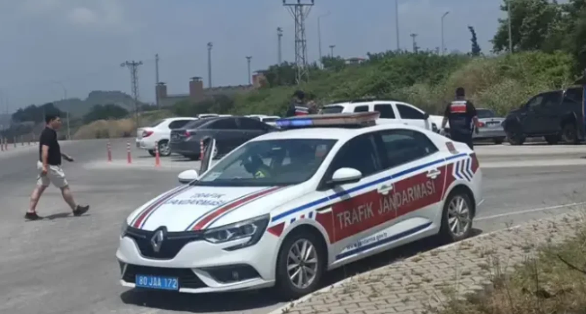 Cezaevi &ouml;n&uuml;nde 2 kişiyi vurup gasbettikleri otomobille ka&ccedil;an 3 ş&uuml;pheli yakalandı