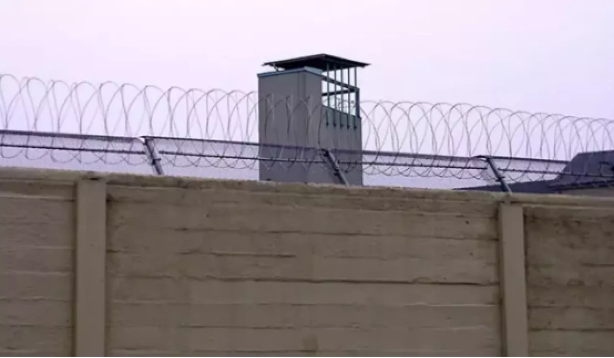 Cezaevinde h&uuml;k&uuml;ml&uuml;n&uuml;n saldırdığı 2 infaz ve koruma memuru yaralandı