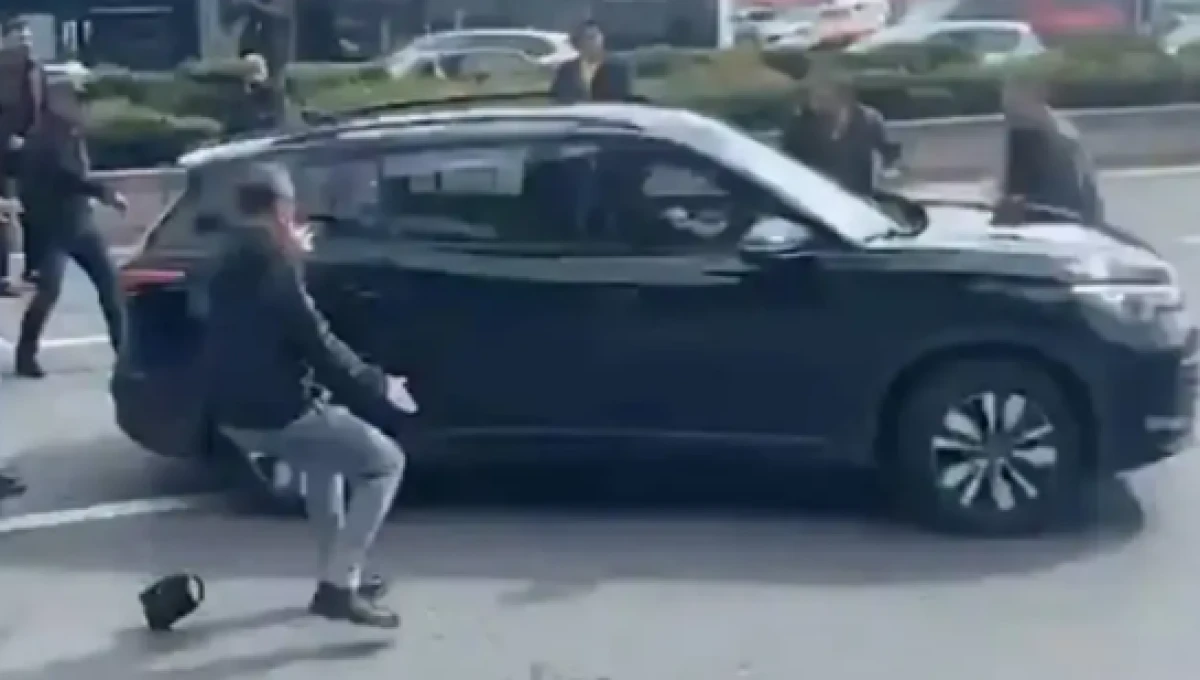 CHP Genel Merkezi &ouml;n&uuml;nde kalabalığa dalan ara&ccedil; kime ait? İddialar şoke etti