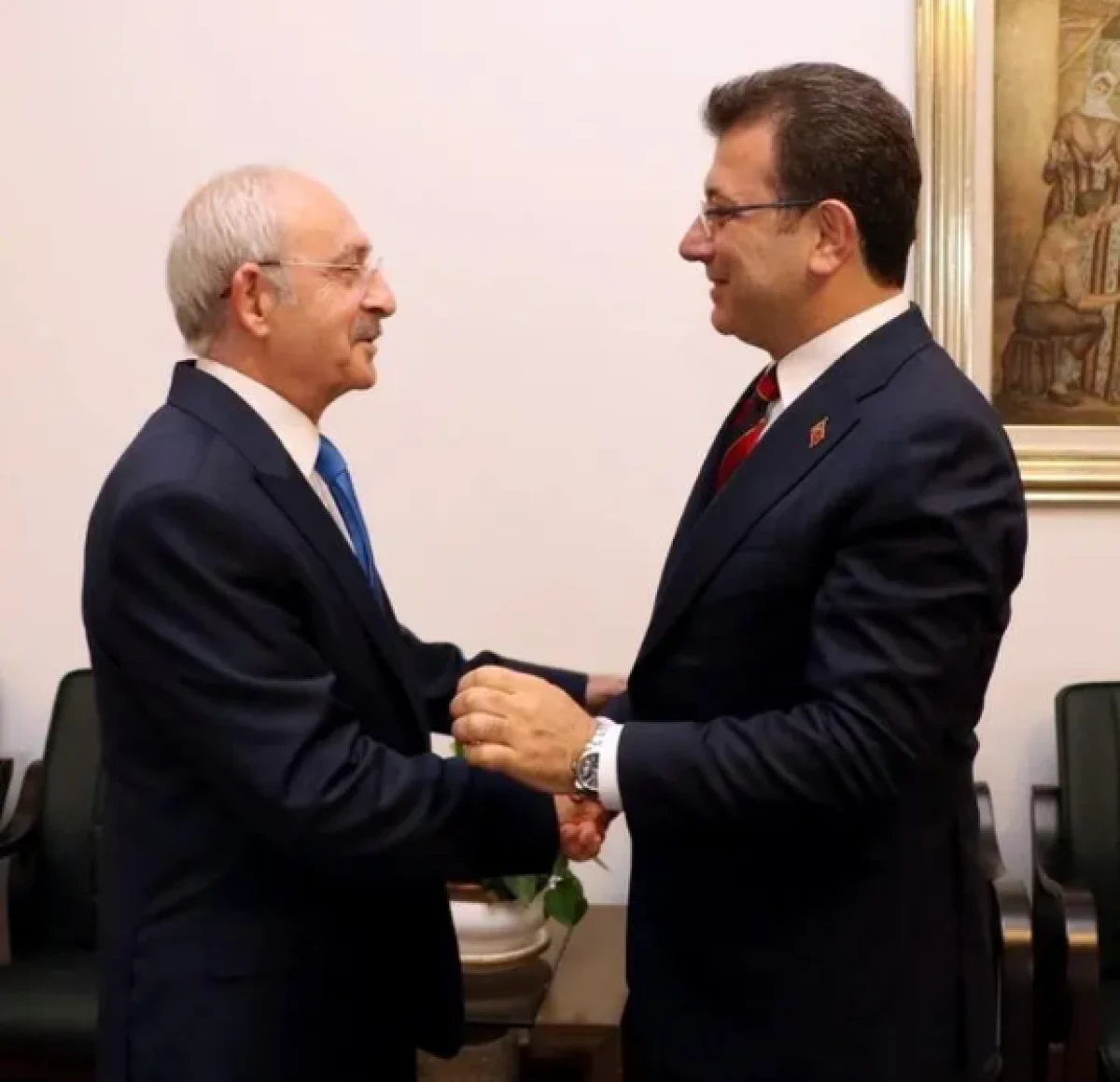 CHP İstanbul il binasında poster savaşı: İmamoğlu resmi iki kez indirildi