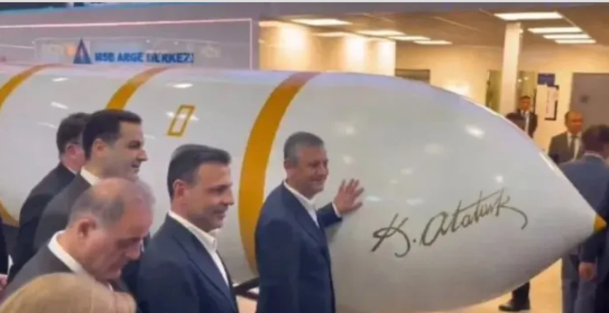 CHP Lideri &Ouml;zel&rsquo;den SAHA Expo 2026&rsquo;ya ziyaret! Yıldırımhan'ın &ouml;n&uuml;nde poz verdi