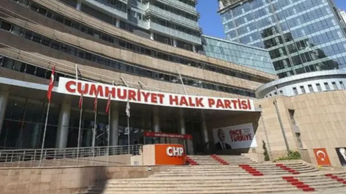 CHP'de 2 b&uuml;y&uuml;kşehir meclis &uuml;yesi ve bir belediye başkanı ihra&ccedil; ediliyor