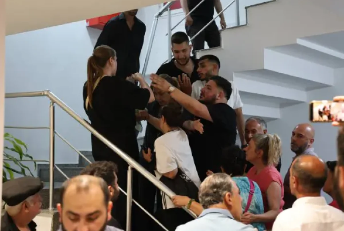 CHP'de kavga! Koltuğa oturdu, ortalık karıştı